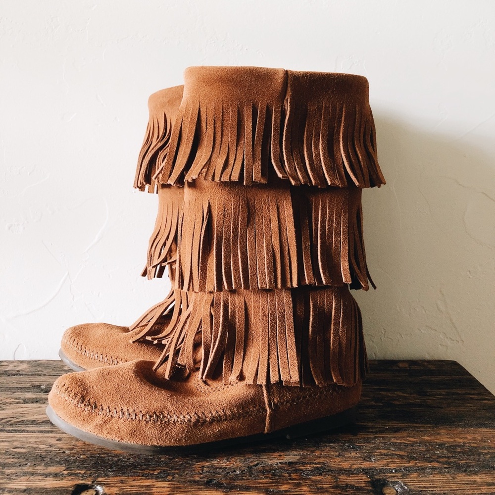 Minnetonka 3 Layer Fringe Boot Size 8